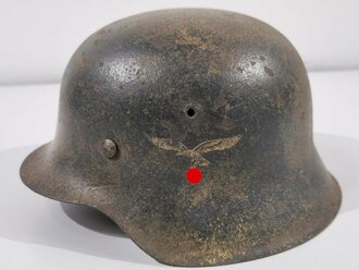 Luftwaffe, Stahlhelm Modell 1942 . Originallack, das Hakenkreuz des Adlers zu 50% erhalten, die hintere Niete fehlt. Leichte Tarnlackierung