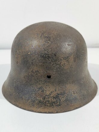 Luftwaffe, Stahlhelm Modell 1942 . Originallack, das Hakenkreuz des Adlers zu 50% erhalten, die hintere Niete fehlt. Leichte Tarnlackierung