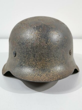 Luftwaffe, Stahlhelm Modell 1942 . Originallack, das Hakenkreuz des Adlers zu 50% erhalten, die hintere Niete fehlt. Leichte Tarnlackierung