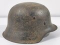 Luftwaffe, Stahlhelm Modell 1942 . Originallack, das Hakenkreuz des Adlers zu 50% erhalten, die hintere Niete fehlt. Leichte Tarnlackierung