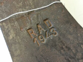 Kopf einer Axt markiert " RAD 1943"