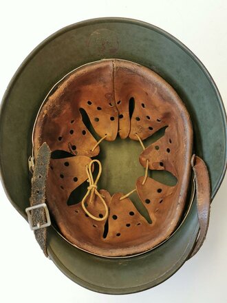 Polizei III.Reich, Stahlhelm Modell 1935 mit beiden Emblemen. Zusammengehöriges Stück , die Glocke original lackiert mit Domstempel. Das Wappen zu 100%, der Adlerschild zu 99% erhalten.