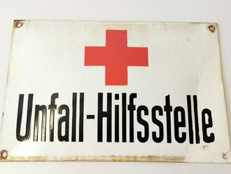 Emailleschild "Unfall Hilfsstelle" die rechte Ecke großflächig restauriert, sonst guter Zustand 28x42cm