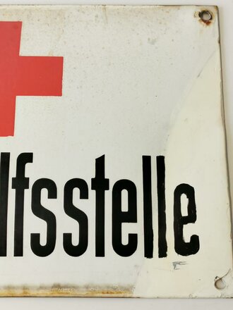 Emailleschild "Unfall Hilfsstelle" die rechte...