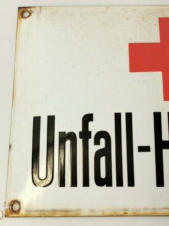 Emailleschild "Unfall Hilfsstelle" die rechte Ecke großflächig restauriert, sonst guter Zustand 28x42cm