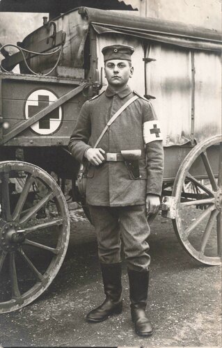 1.Weltkrieg, Foto eines Sanitäters mit Labeflasche und Pistolentasche von Fuhrwerk, Ansichtskartenformat