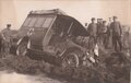 1.Weltkrieg, Foto eines Sanitätsfahrzeuges im Strassengraben, Ansichtskartenformat
