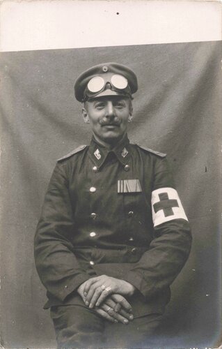 1.Weltkrieg, Foto eines Kraftfahrers mit Rot Kreuz Armbinde, Ansichtskartenformat