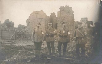 1.Weltkrieg, Foto feldgraues Sanitätspersonal , Ansichtskartenformat