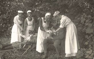 1.Weltkrieg, Foto weibliches Sanitätspersonal mit Gasmasken , Ansichtskartenformat