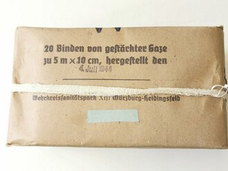 10 Binden von gestärkter Gaze datiert 1944, Größe 12 x 18 x 10cm