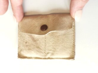 Ledertasche mit Sicherheitsnadeln , gehört so unter...