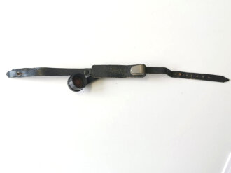Teil einer Beriemung für eine Labeflasche der Wehrmacht, die Niete udn der dort angebrachte Riemen vermutlich neuzeitlich ergänzt
