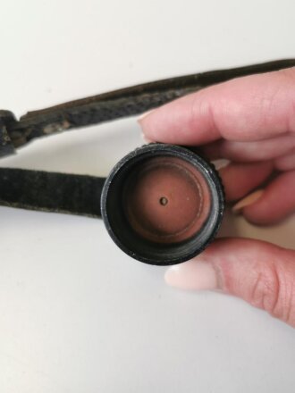 Teil einer Beriemung für eine Labeflasche der Wehrmacht, die Niete udn der dort angebrachte Riemen vermutlich neuzeitlich ergänzt