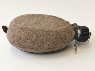 Feldflasche für Helferinnen ( kleinere Ausführung als die 0,7 Liter Flasche der Wehrmacht. Leder zum Teil trocken