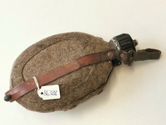 Feldflasche für Helferinnen ( kleinere Ausführung als die 0,7 Liter Flasche der Wehrmacht. Leder zum Teil trocken