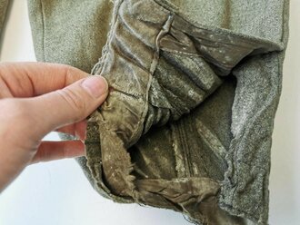 Luftwaffe, Hose für Angehörige der Fallschirmtruppe. Stark getragenes Kammerstück, eine grössere Flickstelle im Bereich des linken Knie. Alle Druckknöpfe gängig, ungereinigtes Stück