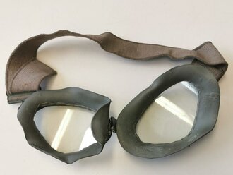 Brille für Kradmelder der Wehrmacht datiert 1941. Gummi etwas deformiert aber weich, Zugband einwandfrei. In zugehöriger Dose mit Ersatzgläsern