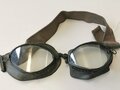 Brille für Kradmelder der Wehrmacht datiert 1941. Gummi etwas deformiert aber weich, Zugband einwandfrei. In zugehöriger Dose mit Ersatzgläsern