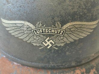 Stahlhelm Luftschutz, ungereinigter Scheunenfund, das Hakenkreuz 98% erhalten