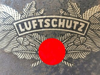 Stahlhelm Luftschutz, ungereinigter Scheunenfund, das Hakenkreuz 98% erhalten