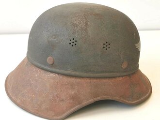 Stahlhelm Luftschutz, ungereinigter Scheunenfund, das Hakenkreuz 98% erhalten