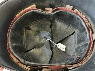 Feuerwehr III.Reich, Stahlhelm mit französischem Innenfutter aus Beutehelm, Originallack, die Abzeichen abgekratzt