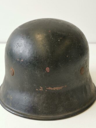 Feuerwehr III.Reich, Stahlhelm mit französischem Innenfutter aus Beutehelm, Originallack, die Abzeichen abgekratzt