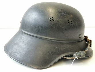 Stahlhelm Luftschutz, alt überlackiertes Stück, ungereinigt