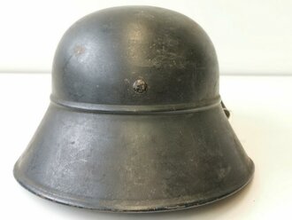 Stahlhelm Luftschutz, alt überlackiertes Stück, ungereinigt