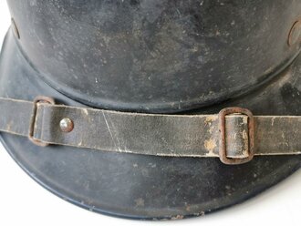 Stahlhelm Luftschutz, alt überlackiertes Stück, ungereinigt