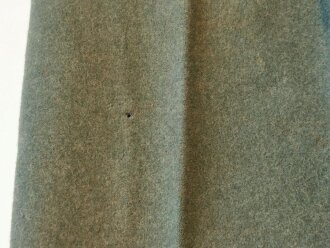 Gerade Hose für Angehörige des Heeres. Kammerstück , in der Zeit seitlich Keile eingenäht, mehrere kleine Mottenlöcher, sonst sehr guter Zustand.