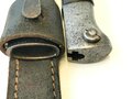 Seitengewehr M84/98 für K98 der Wehrmacht, Nummergleiches Stück 42 fnj, im seltenen Koppelschuh für den Gebrauch mit Klappspaten, dieser alt repariert. Das Seitengewehr gereinigt, die Scheide überlackiert