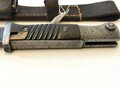 Seitengewehr M84/98 für K98 der Wehrmacht, Nummergleiches Stück 42 fnj, im seltenen Koppelschuh für den Gebrauch mit Klappspaten, dieser alt repariert. Das Seitengewehr gereinigt, die Scheide überlackiert