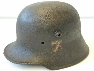 1.Weltkrieg Stahlhelmglocke mit resten eines Abzeichens. Narbig, stark eingeölt