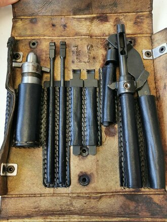 Luftwaffe, Bordtasche, Werkzeugtasche MG15 aus schwarzem Ersatzmaterial, Fl 46475, Hersteller gcy. Die Werkzeuge alle mit Herstellercodierung