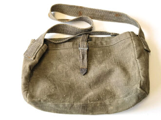 Tasche für  Gurtkasten der Wehrmacht. Die Metallteile leicht gereinigt, in allen Teilen originales und zusammengehöriges Stück in gutem Zustand