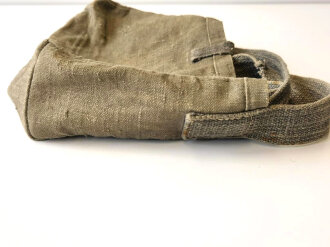 Tasche für  Gurtkasten der Wehrmacht. Die Metallteile leicht gereinigt, in allen Teilen originales und zusammengehöriges Stück in gutem Zustand