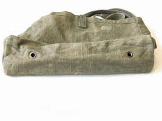 Tasche für  Gurtkasten der Wehrmacht. Die Metallteile leicht gereinigt, in allen Teilen originales und zusammengehöriges Stück in gutem Zustand