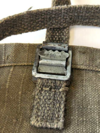 Tasche für  Gurtkasten der Wehrmacht. Die Metallteile leicht gereinigt, in allen Teilen originales und zusammengehöriges Stück in gutem Zustand