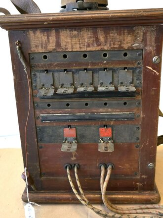 Klappenschrank OB05 zu 5 Leitungen, datiert 1916, im 1.Weltkrieg mit Trageriemen versehen. Ungereinigt, Funktion nicht geprüft