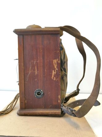 Klappenschrank OB05 zu 5 Leitungen, datiert 1916, im 1.Weltkrieg mit Trageriemen versehen. Ungereinigt, Funktion nicht geprüft