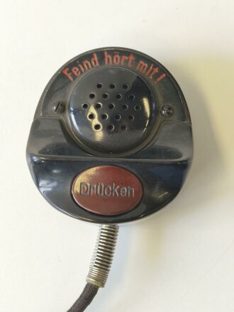 Handmikrofon Wehrmacht mit dreipoligem Stecker, Kabel vermutlich alt erneuert, Funktion nicht geprüft