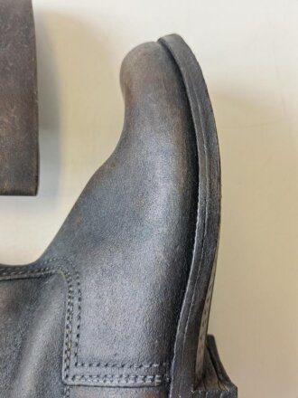 Paar Stiefel für Mannschaften, weiches Leder, Alter und Herkunft unbekannt. Sohlenlänge 28cm