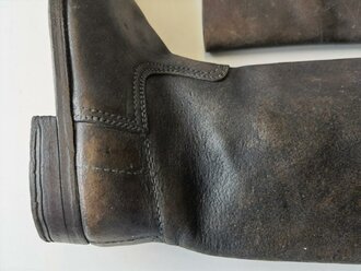 Paar Stiefel für Mannschaften, weiches Leder, Alter und Herkunft unbekannt. Sohlenlänge 28cm