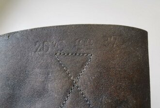 Paar Stiefel für Mannschaften, weiches Leder, Alter und Herkunft unbekannt. Sohlenlänge 28cm