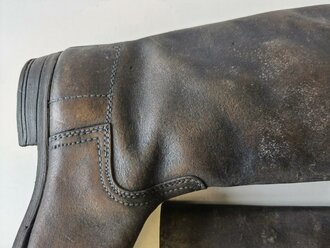 Paar Stiefel für Mannschaften, weiches Leder, Alter und Herkunft unbekannt. Sohlenlänge 28cm