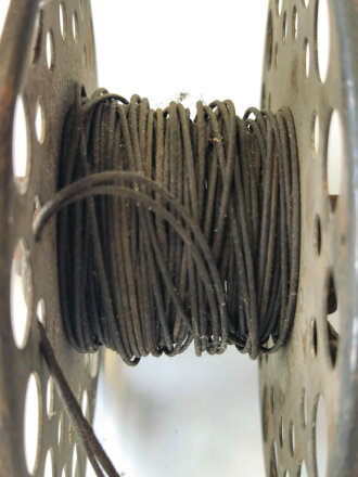 Abspuler mit Trommel für 500 Meter Kabel, datiert 1943. gehört in der Ferrnsprechtornister der Wehrmacht.