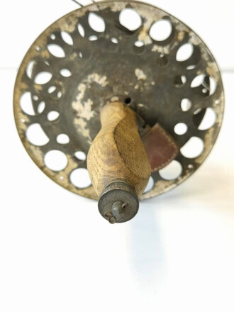 Abspuler mit Trommel für 500 Meter Kabel, datiert 1943. gehört in der Ferrnsprechtornister der Wehrmacht.