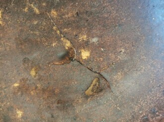 1.Weltkrieg Stahlhelmglocke, überlackiertes Stück mit Splitterschäden